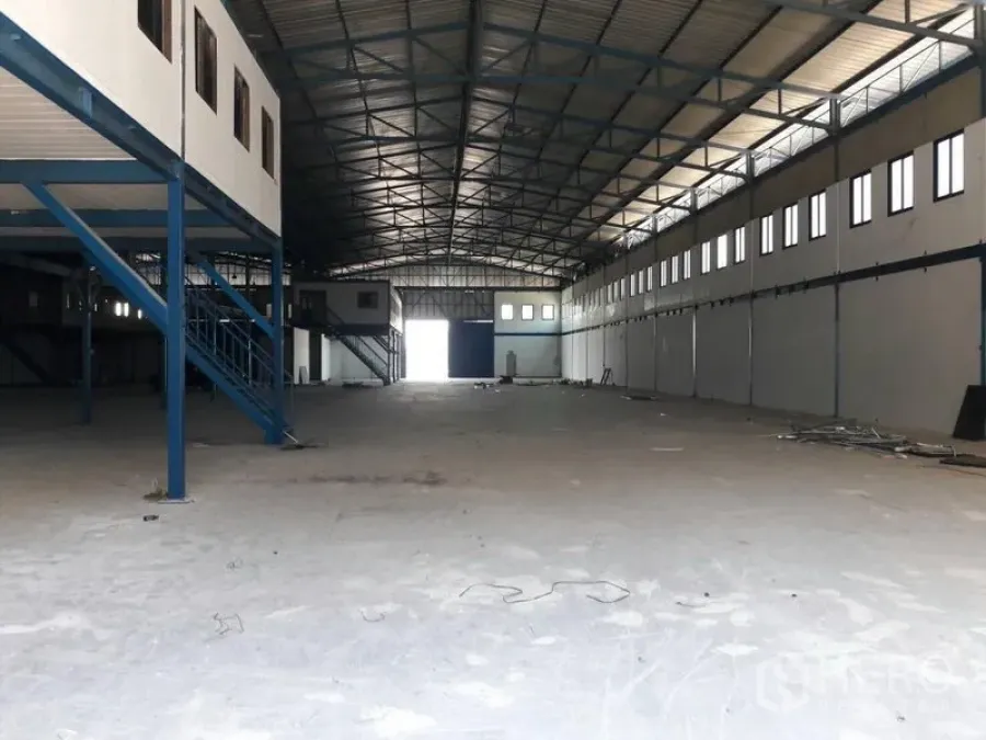 货栈 出租在Mueang Samut Prakan, Samut Prakan - 仓库内部宽敞，高钢桁架屋顶，带夹层办公室与混凝土地面