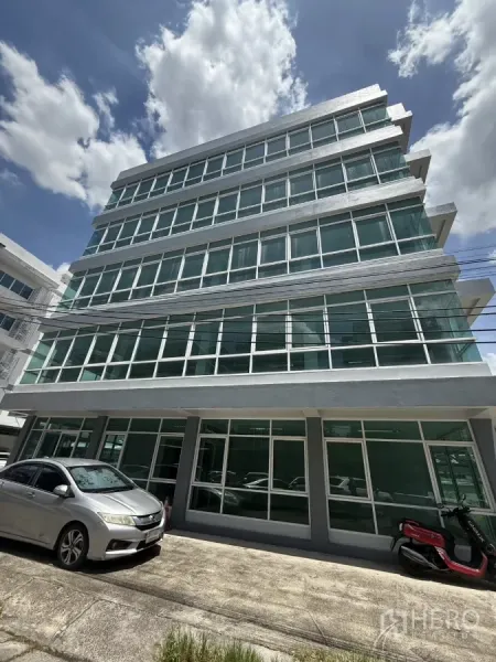 办公空间 出租在Bueng Kum, Bangkok - 曼谷汶甘区Nuanchan五层玻璃幕墙办公楼，附停车位