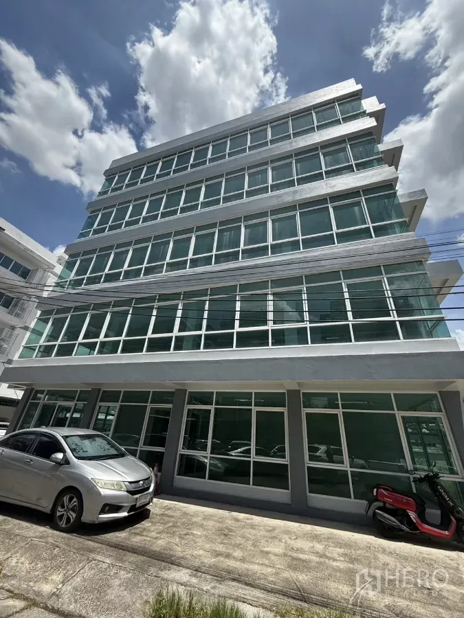 办公空间 出租在Bueng Kum, Bangkok - 曼谷汶甘区Nuanchan五层玻璃幕墙办公楼，附停车位