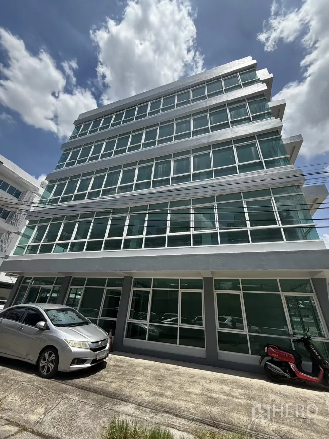 办公空间 出租在Bueng Kum, Bangkok - 曼谷汶甘区Nuanchan五层玻璃幕墙办公楼，附停车位