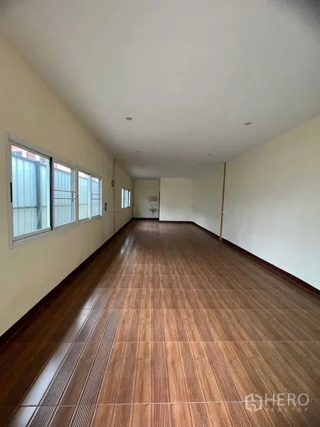 货栈 出租在Lat Krabang, Bangkok - 带窗长形办公室，仿木地砖与筒灯照明，尽头设有洗手区。