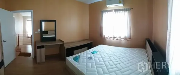 独立式住宅 出租在Pathum Thani - 第二卧室，带梳妆台、内置床头、木地板与自然采光