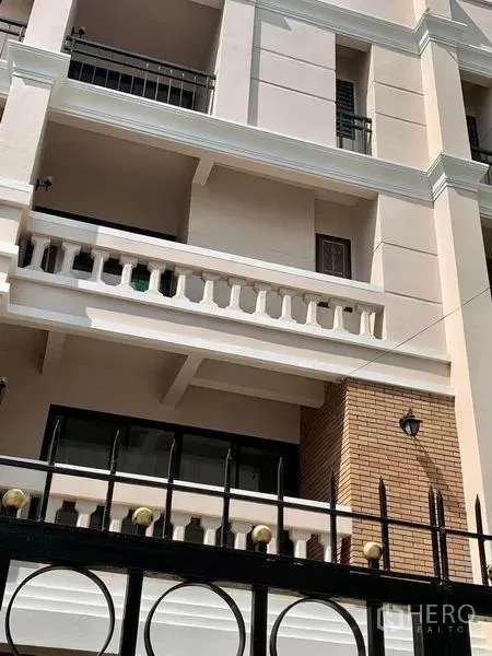 Home Office for rent in Khlong Toei, Bangkok - Multi-storey home office facade with balconies and wrought-iron fence in Nana, Bangkok.