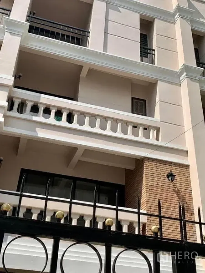 Home Office for rent in Khlong Toei, Bangkok - Multi-storey home office facade with balconies and wrought-iron fence in Nana, Bangkok.