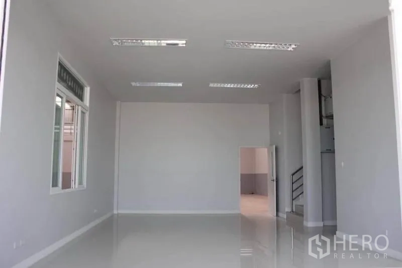 工厂 出租在Lam Luk Ka, Pathum Thani - 明亮的接待或办公空间，高天花与亮面地砖