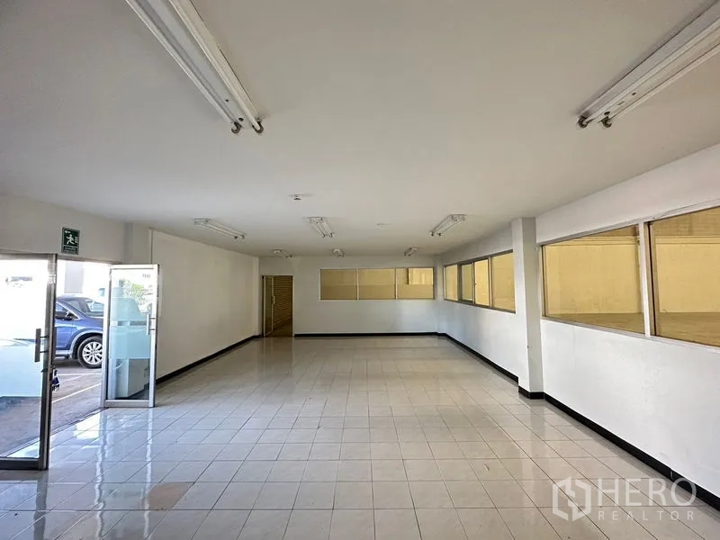 โรงงาน ให้เช่าในSi Racha, Chon Buri - สำนักงานชั้นล่างมีหน้าต่างมองเข้าโกดังและประตูกระจกทางเข้า