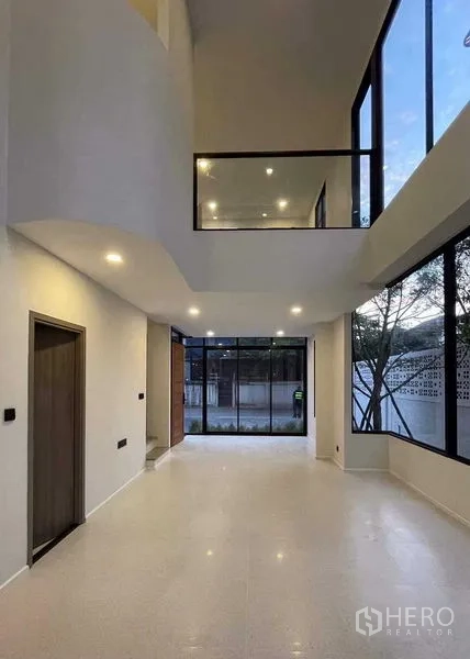 带办公室的家 出售在Lat Phrao, Bangkok - 一层开放式空间，双层挑高与大面积采光窗