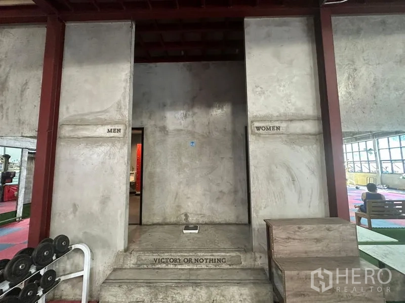 货栈 出租在Khlong Toei, Bangkok - 男女卫生间入口，清水混凝土饰面。