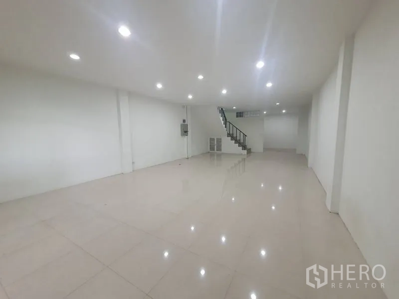 带办公室的家 出租或出售在Yan Nawa, Bangkok - 大型开放式楼层，嵌灯明亮，抛光地砖