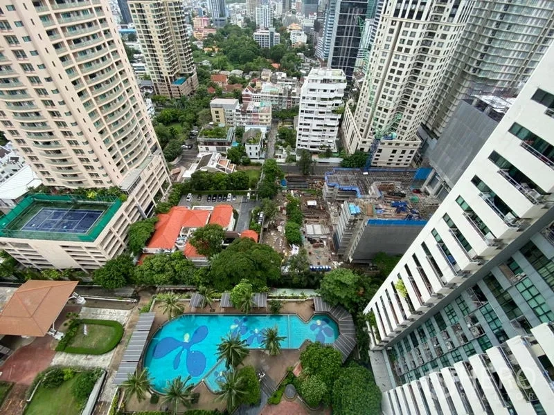 公寓 出租或出售在Sathon, Bangkok - 高楼层俯瞰泳池与曼谷沙吞天际线的城市景观