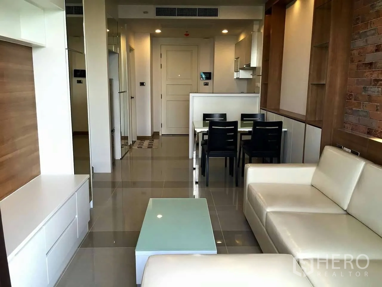 คอนโด ขายในHuai Khwang, Bangkok - พื้นที่นั่งเล่นแบบเปิดเชื่อมโต๊ะทานข้าวพื้นกระเบื้องมันวาว พร้อมแพนทรีขนาดกะทัดรัด