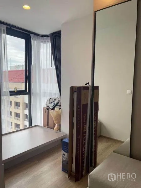 公寓 出租在Khlong Toei, Bangkok - 第二卧室，转角落地窗、浅色木地板与内置平台。