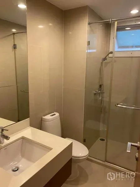 คอนโด ให้เช่าในWatthana, Bangkok - ห้องน้ำสมัยใหม่พร้อมตู้ชาวน์เวอร์กระจก ผนังกระเบื้อง และเคาน์เตอร์อ่างล้างหน้า