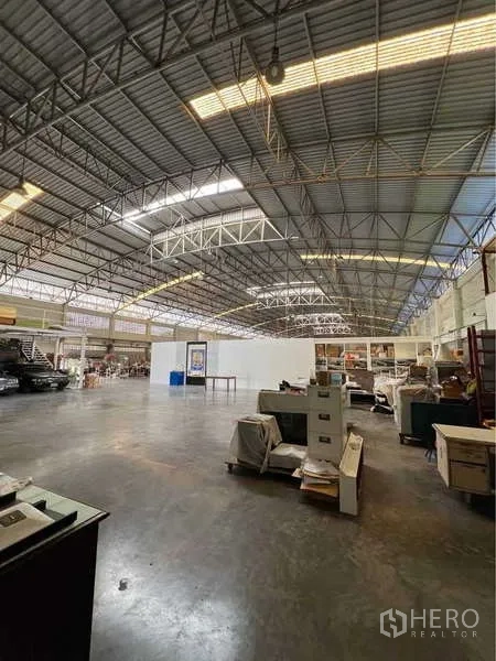 คลังสินค้า ขายในBang Bua Thong, Nonthaburi - พื้นโกดังเปิดโล่ง พื้นคอนกรีตเรียบ เพดานสูงและชั้นวางของ.