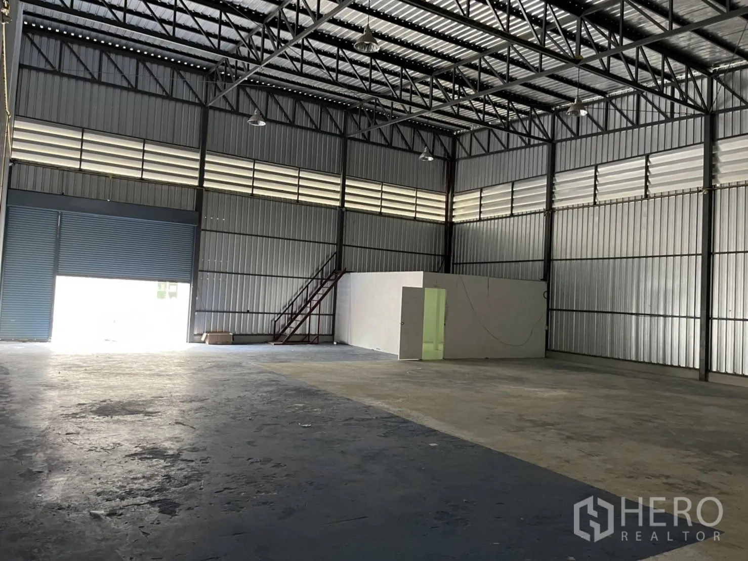 仓库 for rent in Bang Phli, Samut Prakan - 宽敞库房，看到内部办公室和靠近卷闸门的楼梯。
