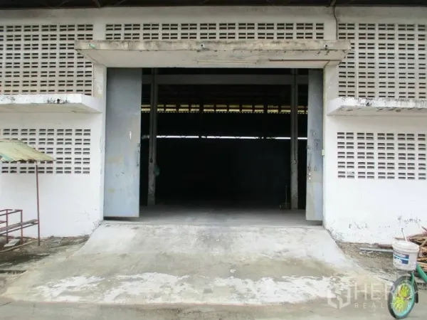 คลังสินค้า ให้เช่าในMin Buri, Bangkok - ทางลาดโหลดสินค้าและประตูบานเลื่อนขนาดใหญ่เข้าสู่พื้นที่เก็บสินค้า