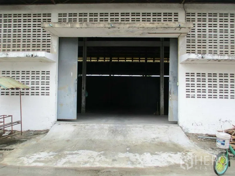 คลังสินค้า ให้เช่าในMin Buri, Bangkok - ทางลาดโหลดสินค้าและประตูบานเลื่อนขนาดใหญ่เข้าสู่พื้นที่เก็บสินค้า