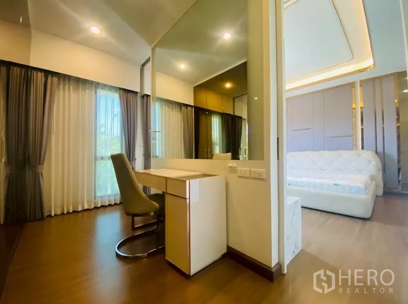 独立式住宅 出租在Prawet, Bangkok - 更衣区带化妆台、大镜与衣柜，连接主卧。