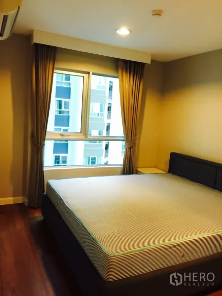 คอนโด ให้เช่าในHuai Khwang, Bangkok - ห้องนอนสว่างพร้อมเตียงขนาดใหญ่ ผ้าม่าน และหน้าต่างวิวเมือง