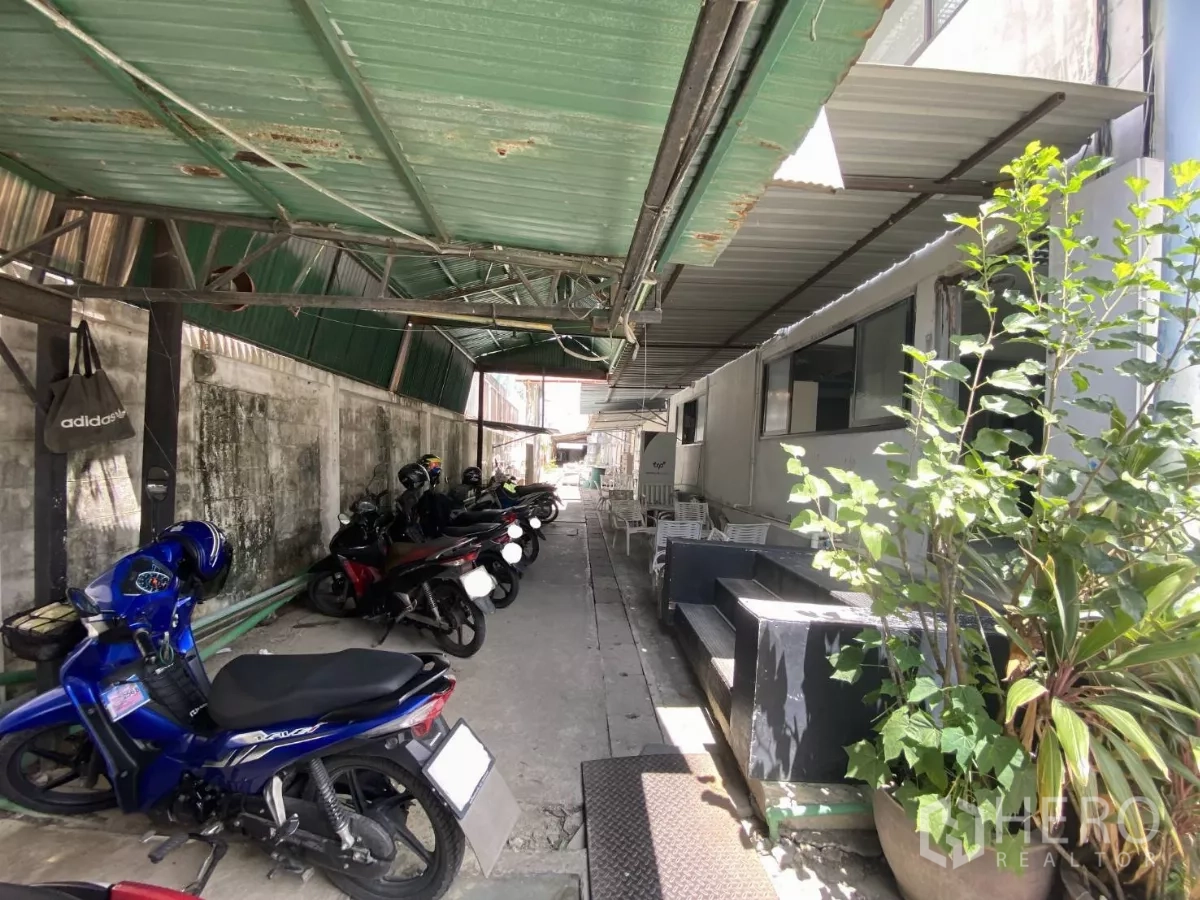 工厂 出售在Khlong Toei, Bangkok - 建筑侧边有顶棚的摩托车停车区