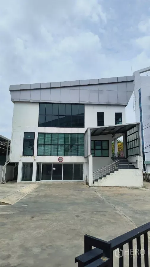 办公空间 出租在Khlong Toei, Bangkok - 现代三层办公楼，大片落地窗与宽阔车道。