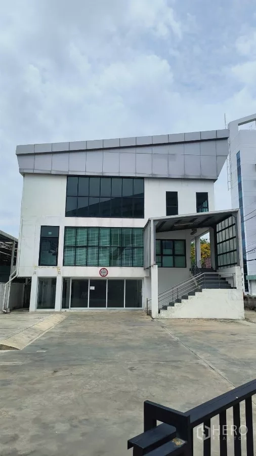 办公空间 出租在Khlong Toei, Bangkok - 现代三层办公楼，大片落地窗与宽阔车道。
