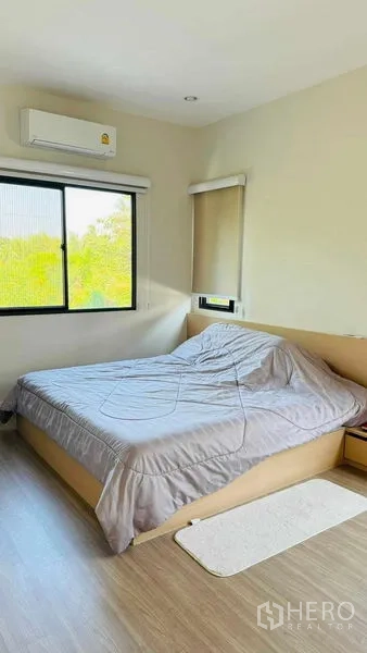 บ้าน ให้เช่าในBang Khun Thian, Bangkok - ห้องนอนรองสว่างโปร่ง หน้าต่างมุมห้อง เครื่องปรับอากาศ และฐานเตียงบิวท์อิน