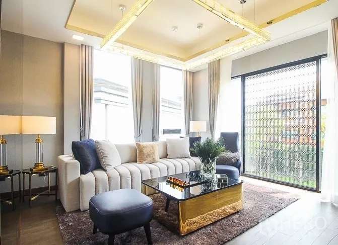 独立式住宅 出租或出售在Prawet, Bangkok - 二客厅设落地窗与现代灯饰
