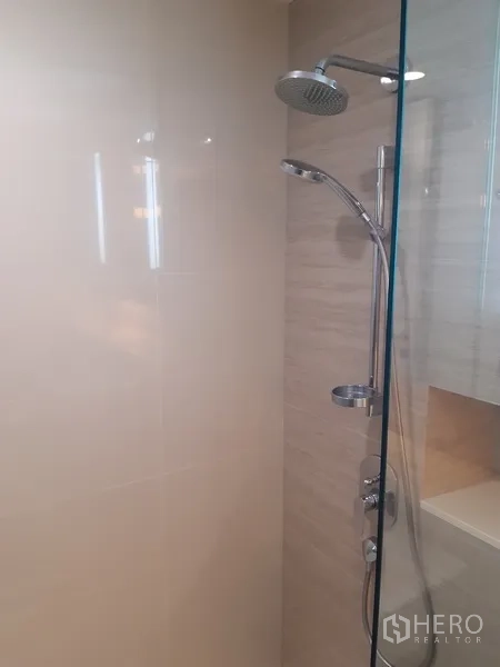 公寓 出租在Watthana, Bangkok - 玻璃淋浴间，配顶喷与手持花洒，米色墙砖。