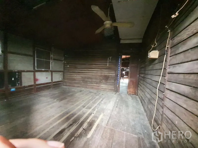 独立式住宅 出租在Sathon, Bangkok - 卧室配木墙、木地板及吊扇。