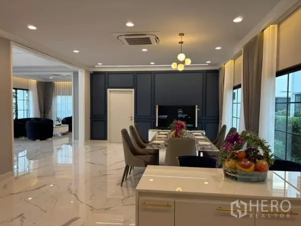 บ้าน ให้เช่าในBang Phli, Samut Prakan - พื้นที่รับประทานอาหารและครัวแบบโอเพ่น พร้อมพื้นลายหินอ่อนและไฟดาวน์ไลท์.
