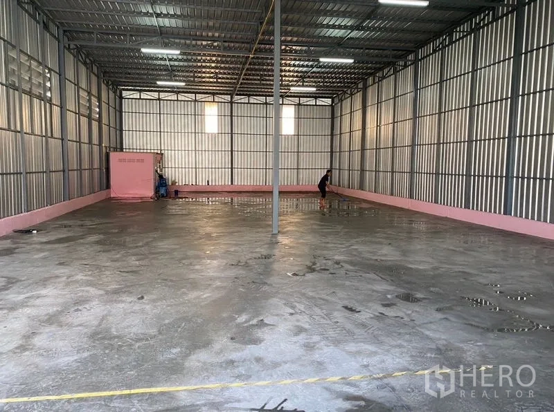 Warehouse for rent in Bueng Kum, Bangkok - Spacious high-ceiling warehouse interior with steel structure, polished concrete floor and bright lighting.
