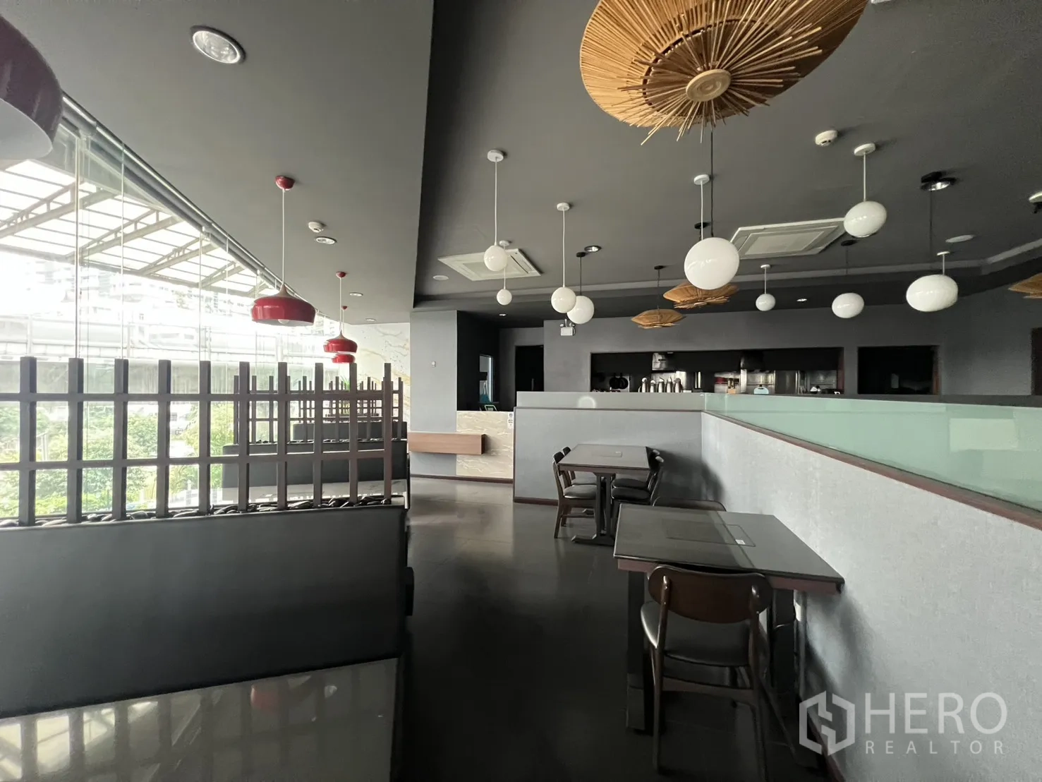 พื้นที่ขายปลีก for rent in Watthana, Bangkok - ยูนิตค้าปลีกพร้อมกระจกหน้าร้านเต็มบาน แอร์ฝังฝ้า รายละเอียดไม้ และโต๊ะนั่งมองเห็นพื้นที่สีเขียว