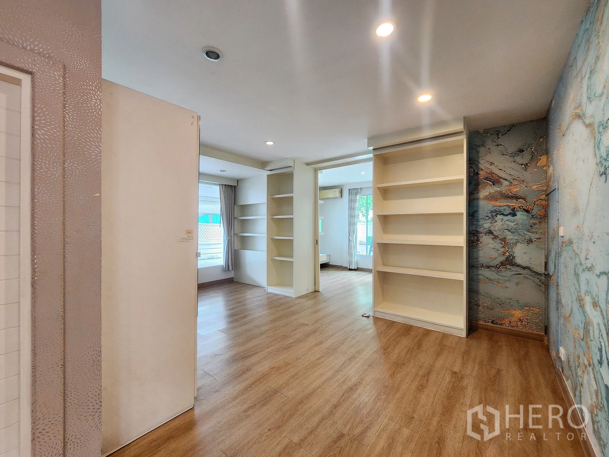 Detached House for rent in Bang Kapi, Bangkok - Flexible ground-floor room with built-in shelves and sliding partition doors.