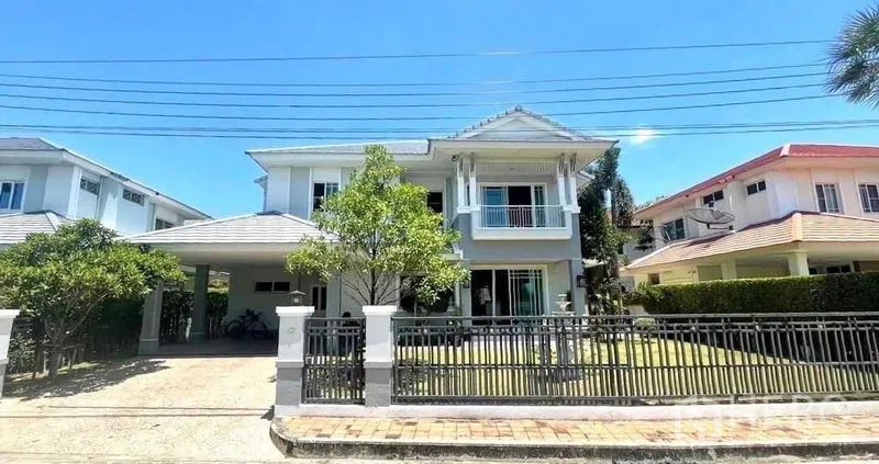 บ้าน ขายในSamut Prakan - บ้านเดี่ยวสองชั้นในโครงการนันทวัน ศรีนครินทร์ พร้อมสนามหญ้าและโรงจอดรถ ใต้ท้องฟ้าสีคราม