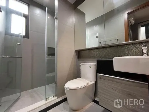 บ้าน ให้เช่าในBang Na, Bangkok - ห้องน้ำสมัยใหม่พร้อมตู้กระจกอาบน้ำ อ่างล้างหน้าและกระจกบานใหญ่