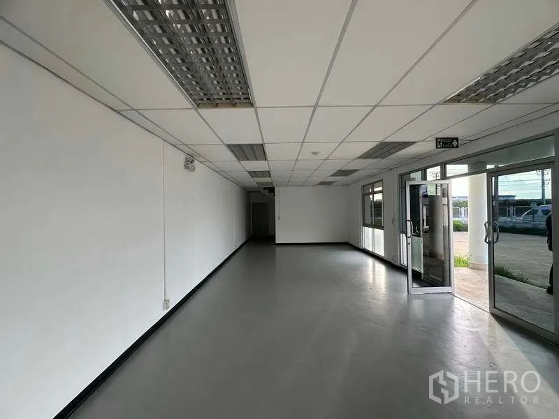 Factory for rent in Khlong Luang, Pathum Thani - Ground-floor office lobby with glass entrance doors, drop ceiling and natural light.