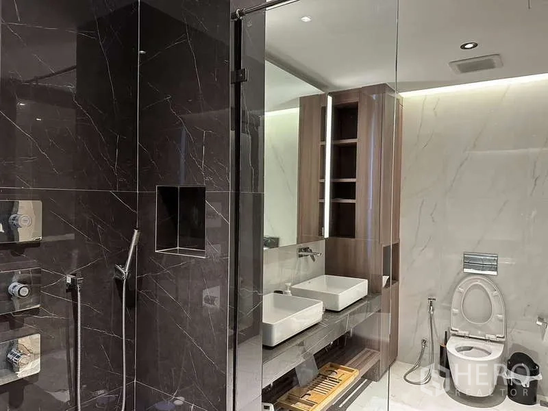Townhouse for rent in Yan Nawa, Bangkok - Luxury bathroom featuring rain shower, double vanity and toilet behind glass.