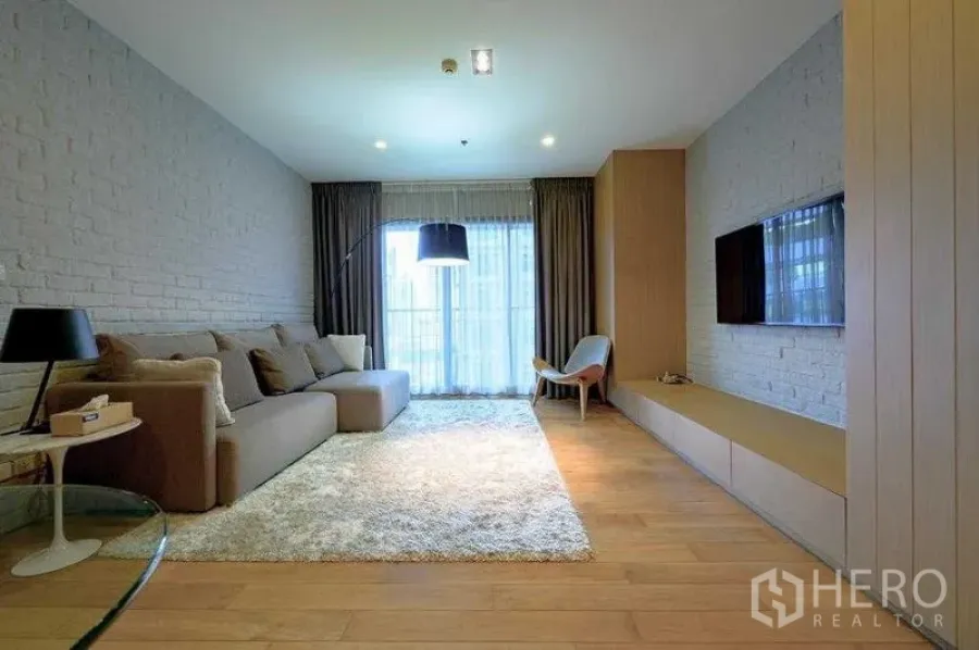 คอนโด ให้เช่าในWatthana, Bangkok - ห้องนั่งเล่นกว้างพร้อมพรมฟู โซฟารูปตัวแอล และหน้าต่างบานใหญ่