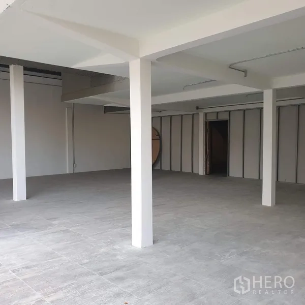 Home Office for rent in Khlong Toei, Bangkok - Open-plan home office floor in Bangkok with white columns and gray tiled flooring, ready for fit-out.