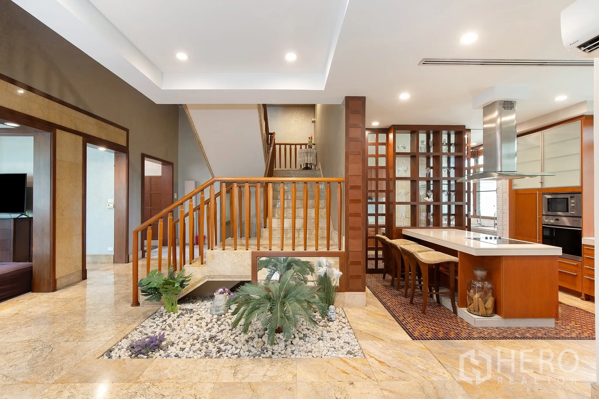 บ้านเดี่ยว for rent or sale in Watthana, Bangkok - ห้องรับประทานอาหารอย่างเป็นทางการ เก้าอี้ลายหรูและโคมไฟกลาง