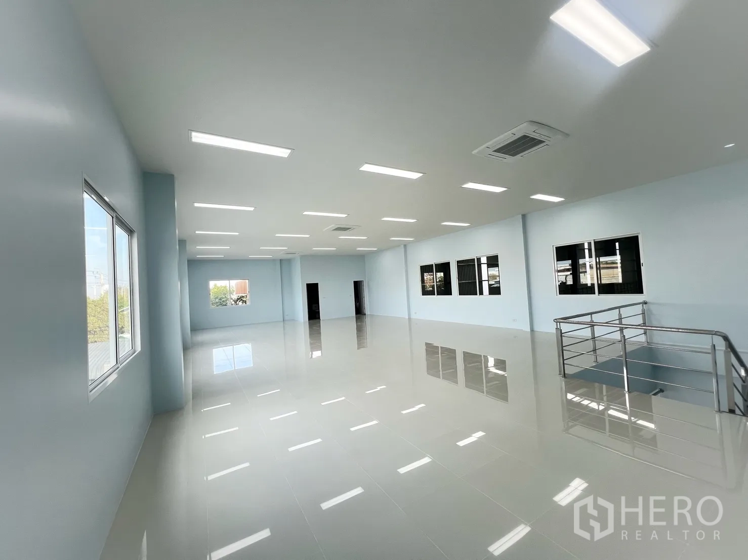 Warehouse for rent in Mueang Samut Prakan, Samut Prakan - Upstairs office from another angle showing railings and expansive floor area.