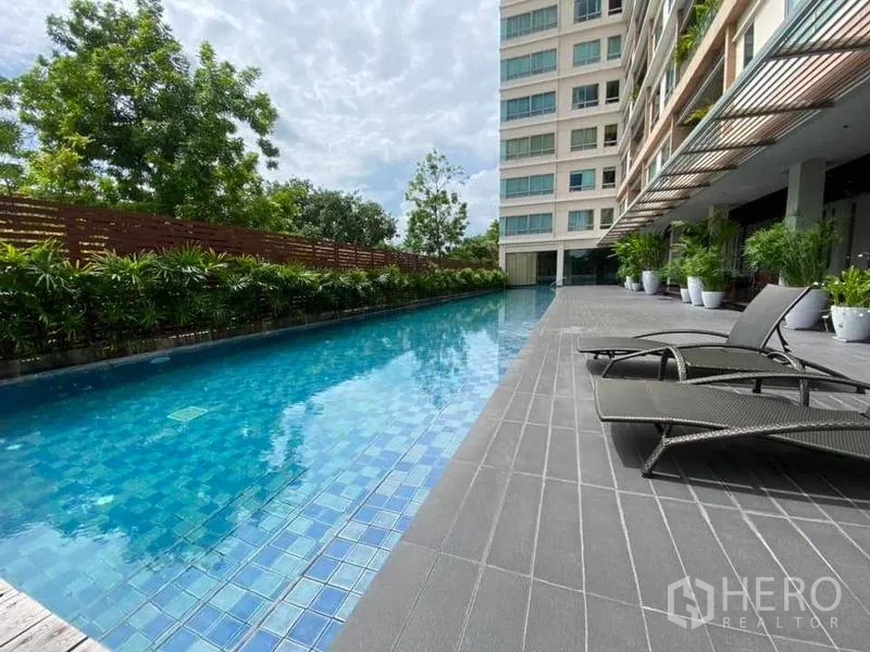 公寓 出租在Yan Nawa, Bangkok - 室外標準泳道池，旁有日光躺椅與綠化平台。