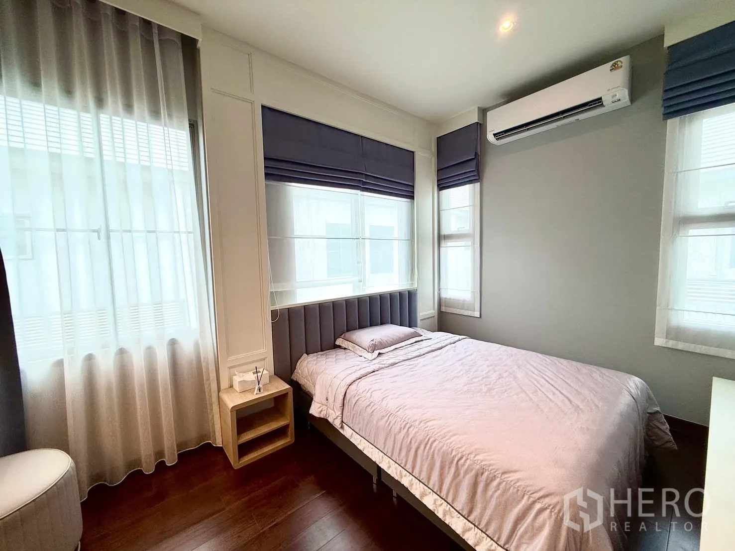 独立式住宅 出租或出售在Bang Phli, Samut Prakan - 温馨卧室，双人床、空调、转角窗与灰色系装饰。