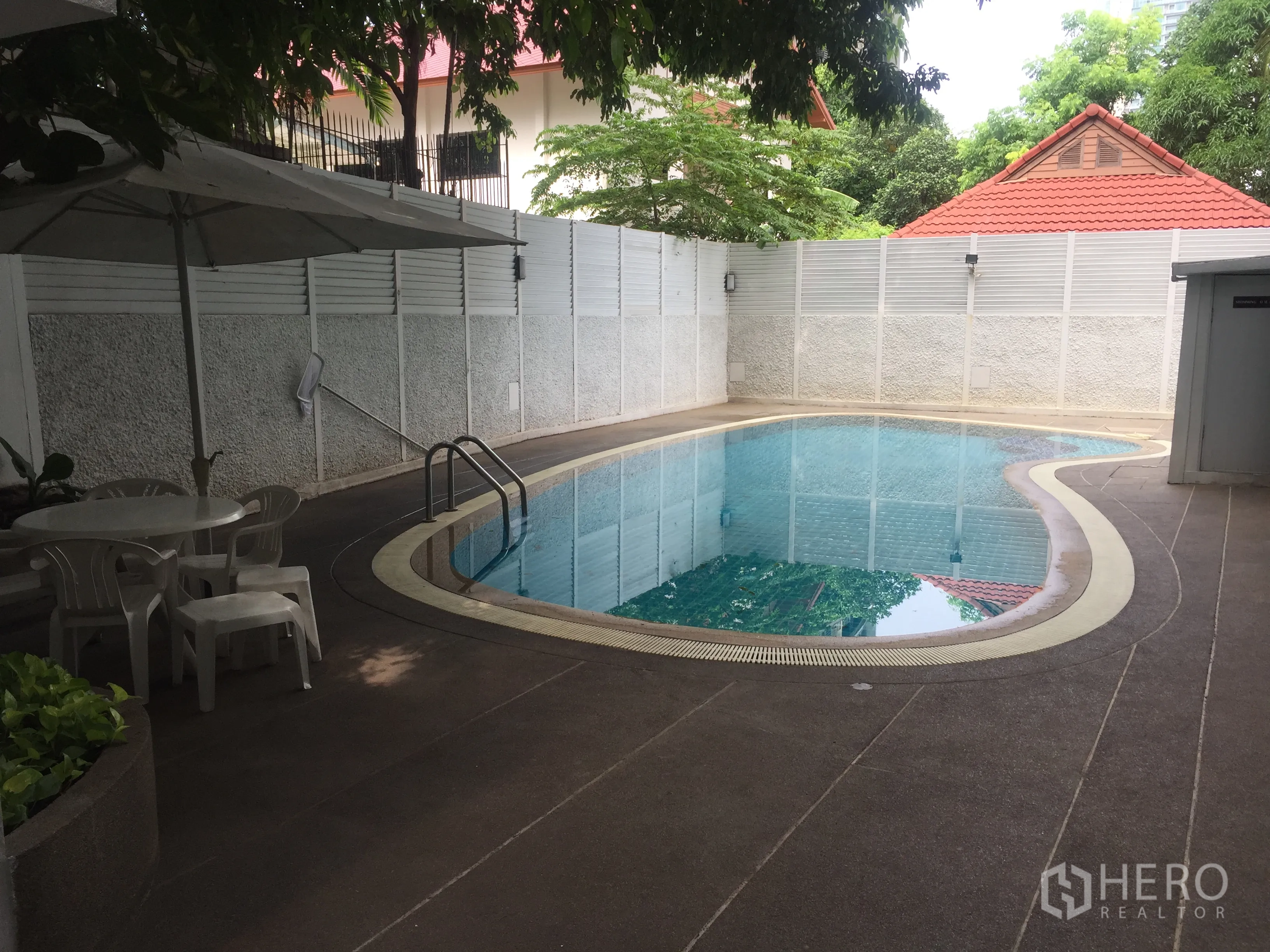 公寓 出租在Pathum Wan, Bangkok - 室外游泳池，设遮阳伞与座椅，环境私密宁静
