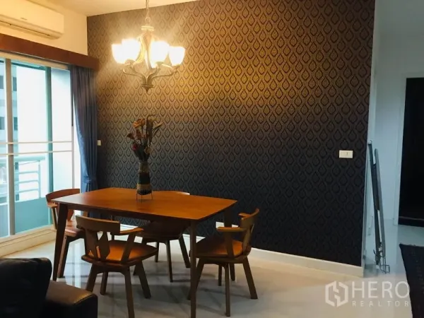 公寓 出租在Bang Kapi, Bangkok - 餐区，木质餐桌四椅与枝形吊灯，临近阳台。