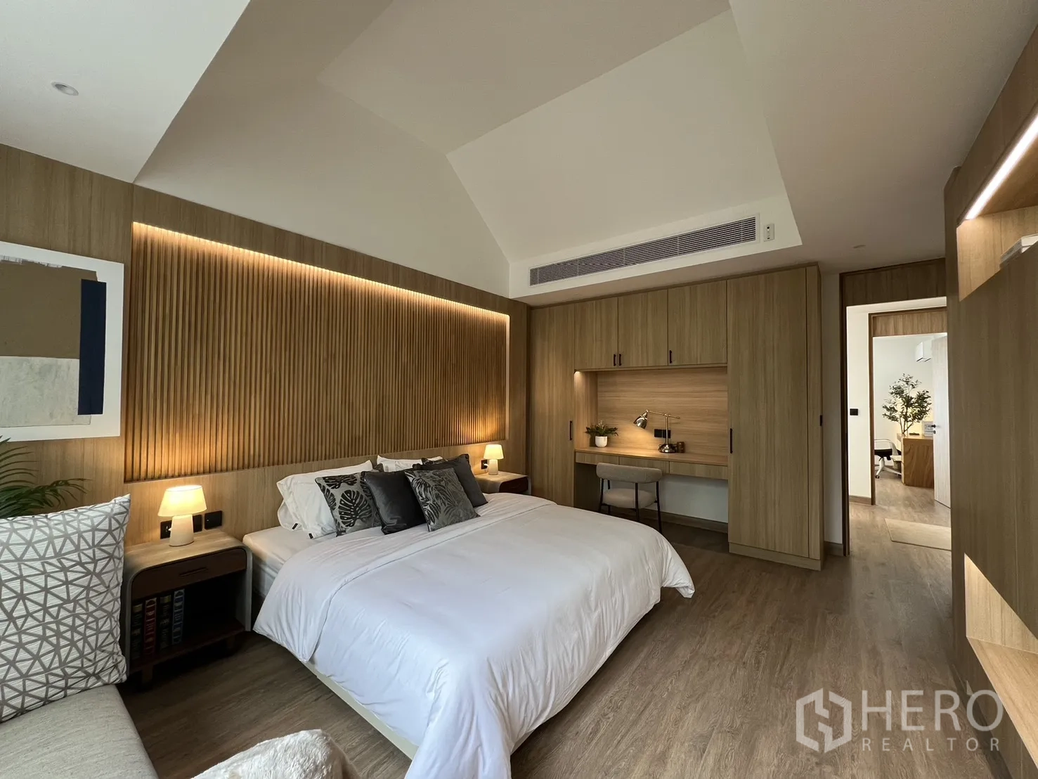 ทาวน์เฮาส์ ขายในWatthana, Bangkok - สวีทหลัก ผนังทีวี ชั้นวาง และม้านั่งริมหน้าต่างเห็นต้นไม้