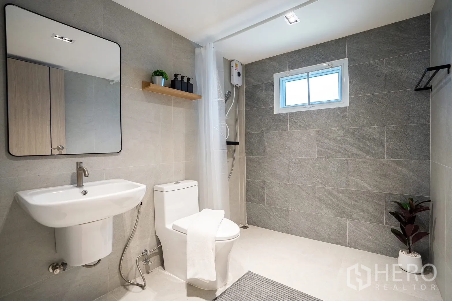 บ้าน ให้เช่าในHuai Khwang, Bangkok - ห้องน้ำที่สอง พร้อมมุมอาบน้ำแบบวอล์กอิน หน้าต่าง และชั้นวางของ