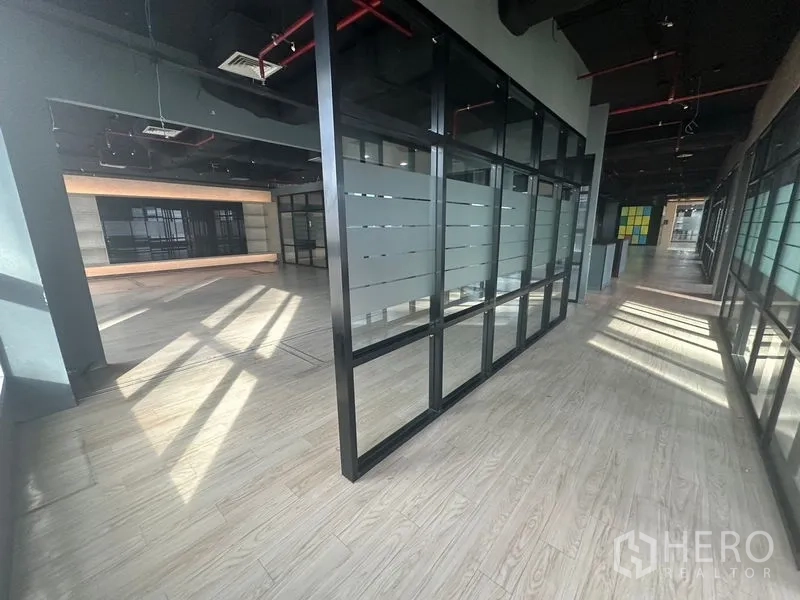 办公空间 出租在Bang Rak, Bangkok - 带磨砂条纹的全高玻璃隔断走廊，连通明亮办公区。