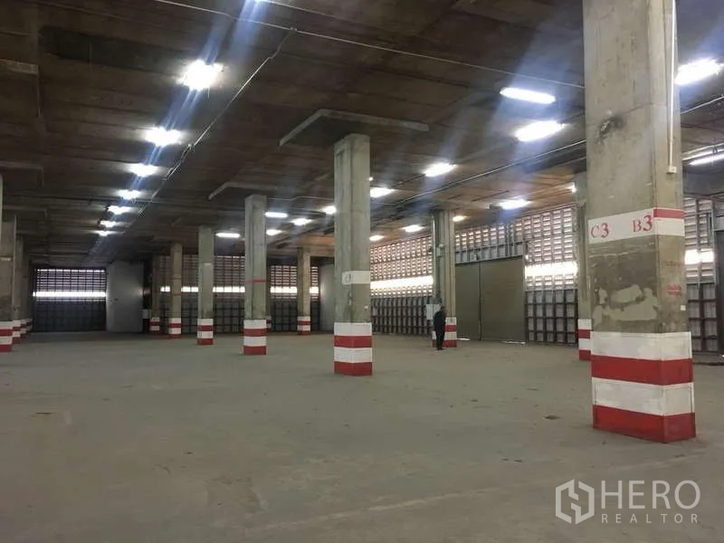 คลังสินค้า ให้เช่าในPhra Pradaeng, Samut Prakan - พื้นที่โกดังขนาดใหญ่ เสาก่อสร้างคอนกรีตและไฟส่องสว่างทั่วถึง
